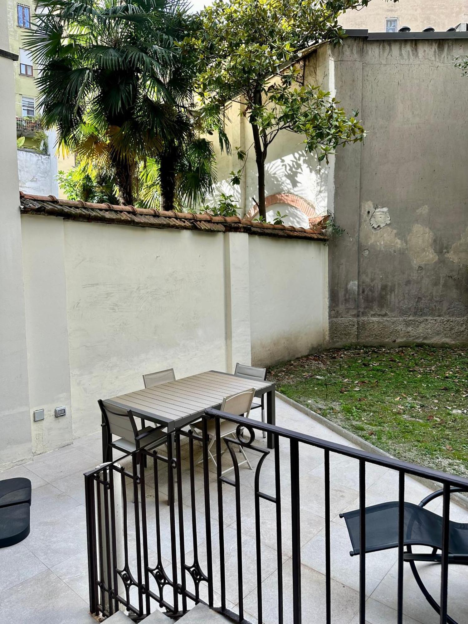 Lr Deluxe Apartments - Porta Venezia - Bilocale Con Giardino Privato Milan Bagian luar foto