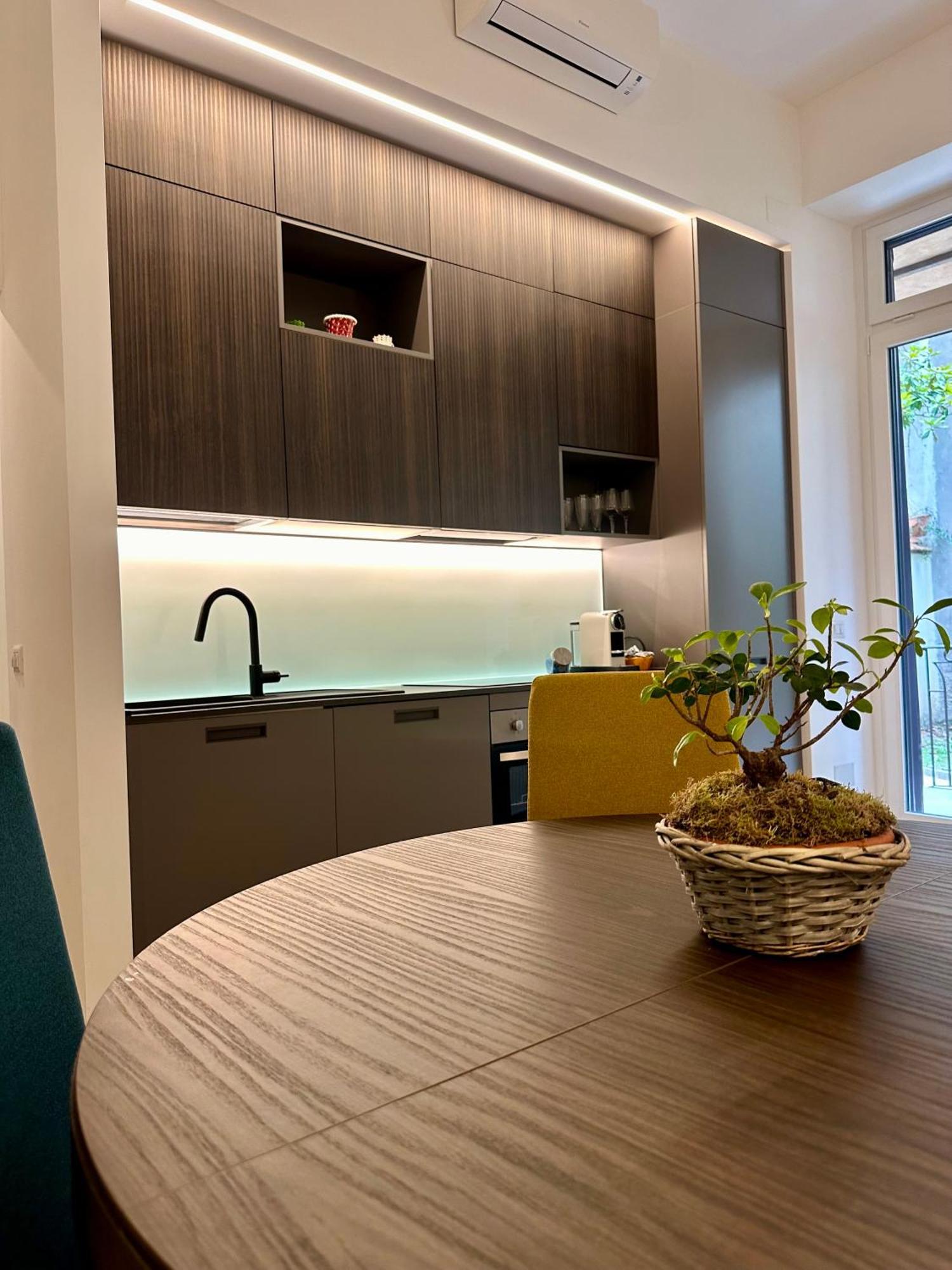 Lr Deluxe Apartments - Porta Venezia - Bilocale Con Giardino Privato Milan Bagian luar foto