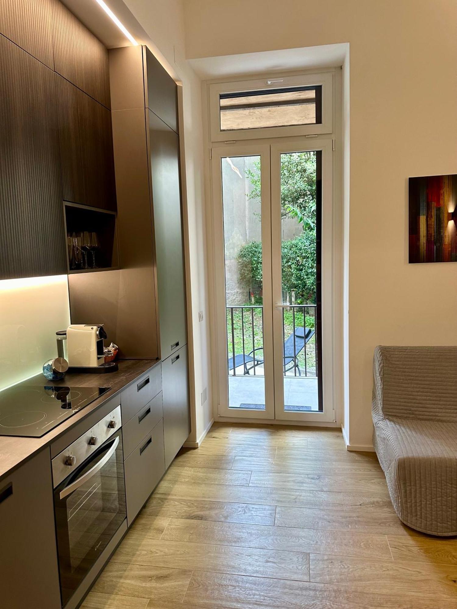 Lr Deluxe Apartments - Porta Venezia - Bilocale Con Giardino Privato Milan Bagian luar foto