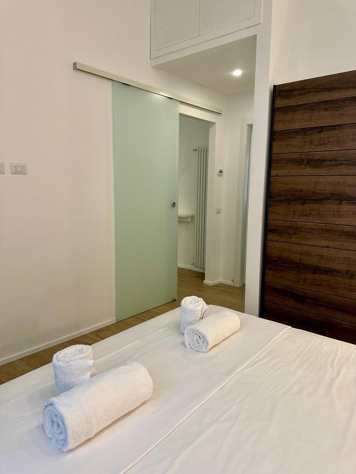 Lr Deluxe Apartments - Porta Venezia - Bilocale Con Giardino Privato Milan Bagian luar foto