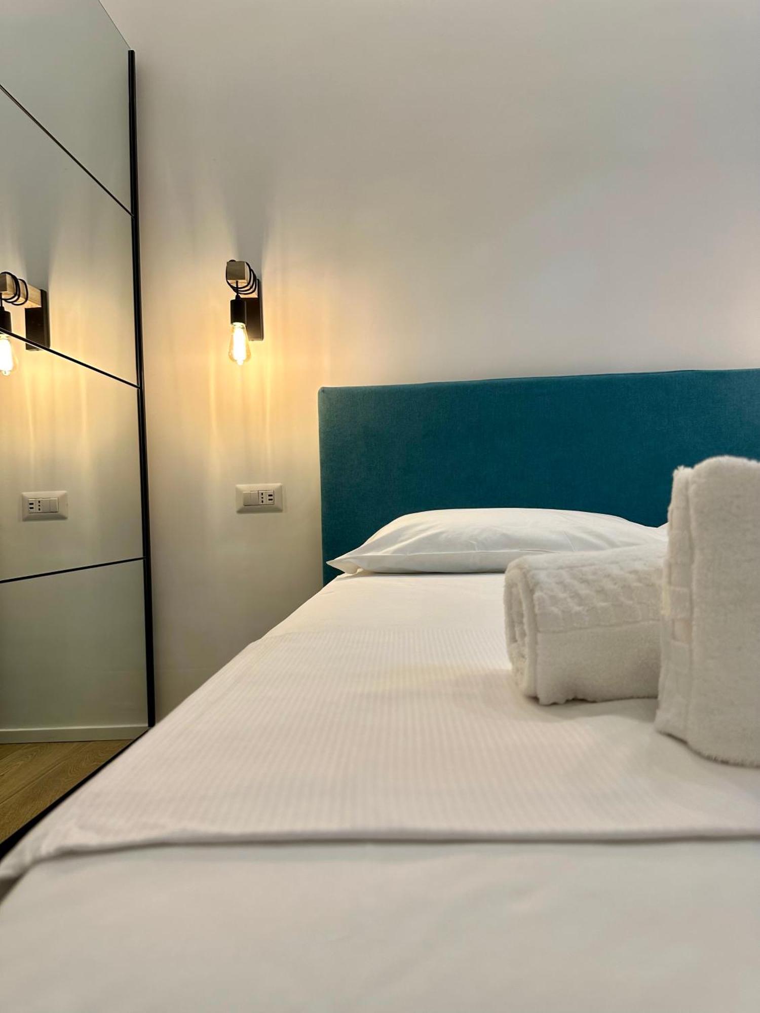 Lr Deluxe Apartments - Porta Venezia - Bilocale Con Giardino Privato Milan Bagian luar foto