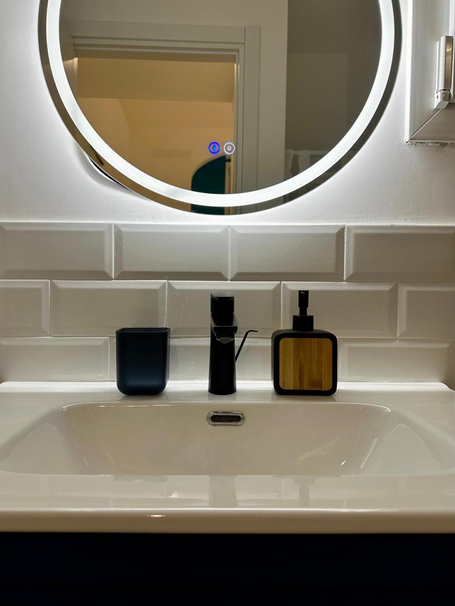 Lr Deluxe Apartments - Porta Venezia - Bilocale Con Giardino Privato Milan Bagian luar foto
